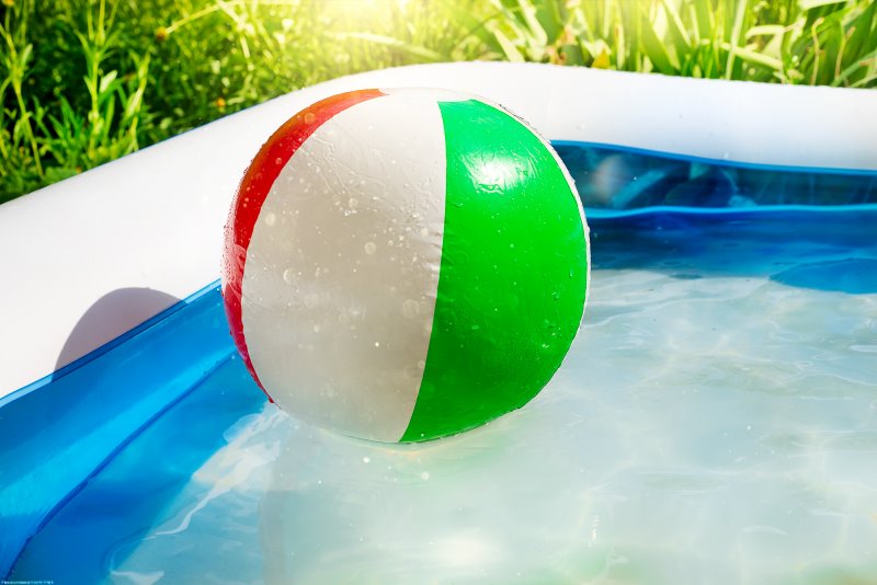 Ein Wasserball schwimmt auf der Wasseroberfläche eines Aufstellpools