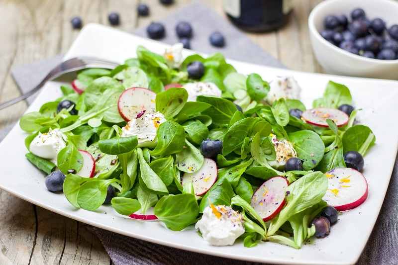 Bunter Feldsalat mit Radieschen , Blaubeeren und Käse