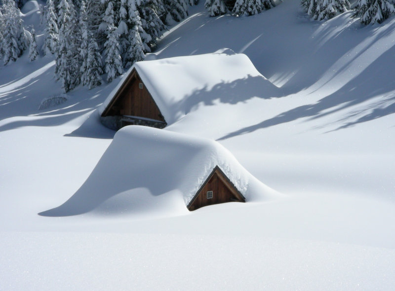 Holzhütte unterm Schnee begraben