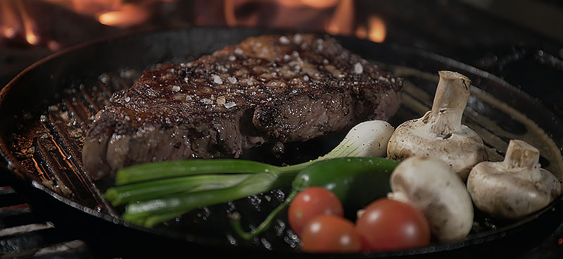 Es ist ein Gusseiserner Grillplattenrost abgebildet. Dieser gehört zum Keramikgrill-Zubehör.