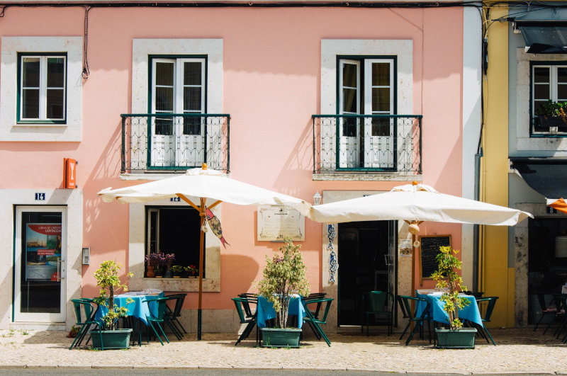 Sonnenschirme vor einem Café
