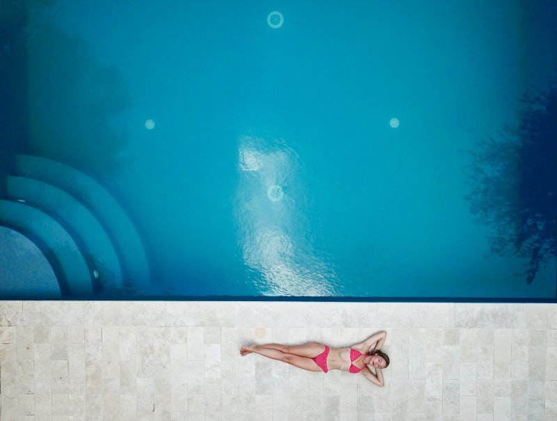 Frau am Pool Frau am Pool