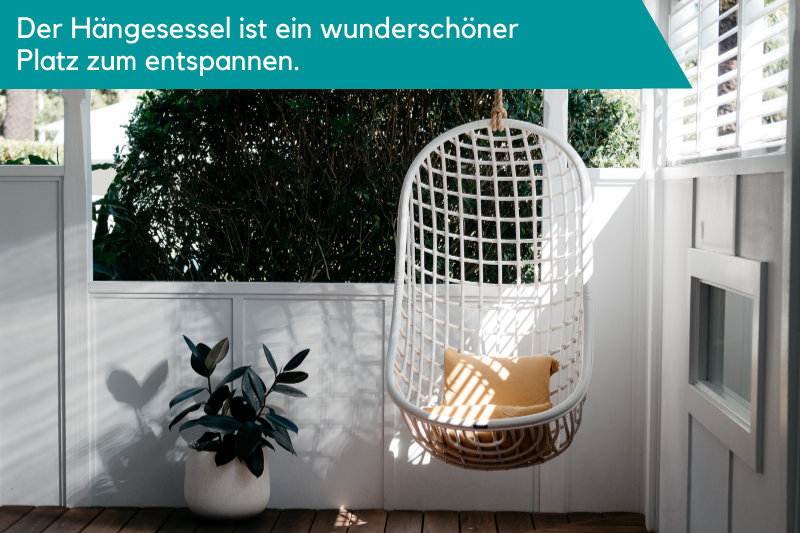 Hängesessel auf einer Veranda Hängesessel auf einer Veranda