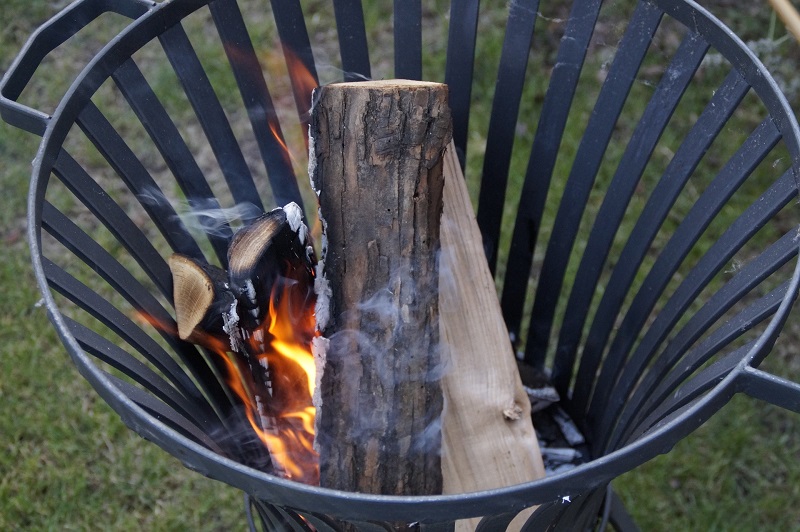 Eine Alternative zur Feuerschale - der Feuerkorb Feuerkorb mit verbranntem Holz