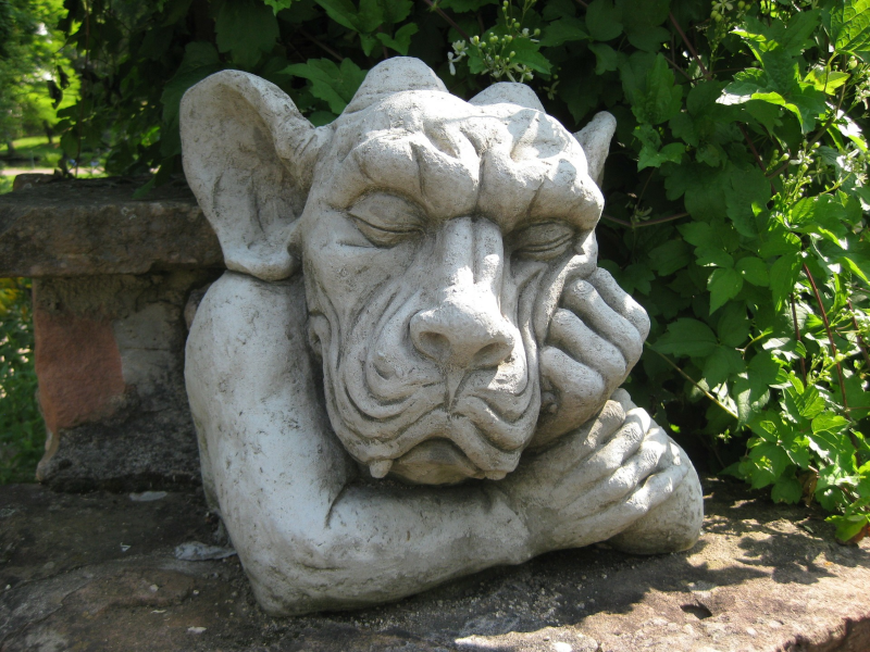 Schlafende Tierfigur in Steinoptik