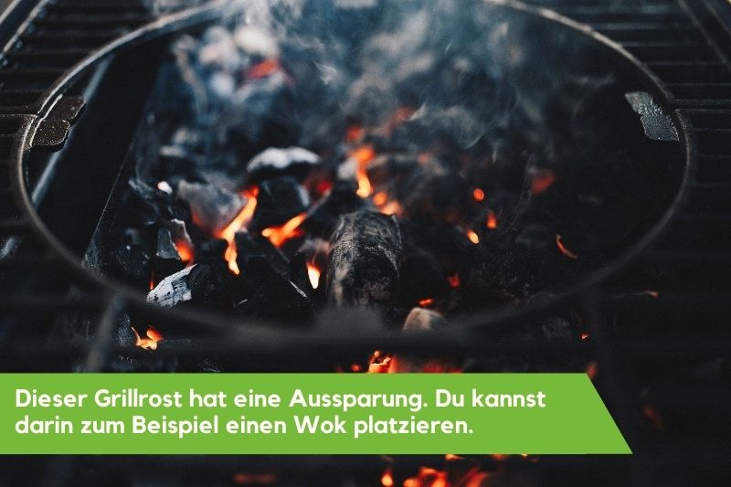Glühende Kohle unter einem Grillrost
