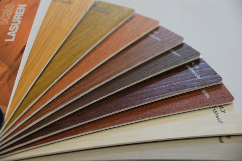 Verschiedene Farben für Holzlasuren