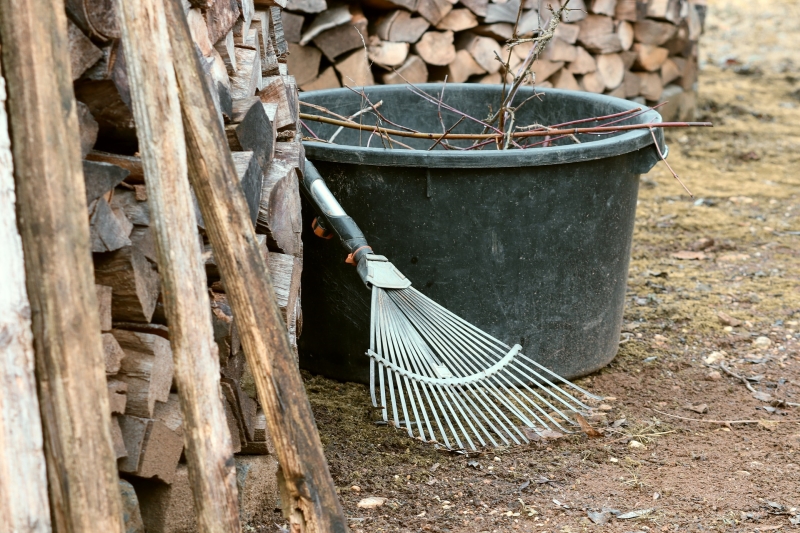 Ein Laubbesen ist ein praktischer Helfer im Garten.