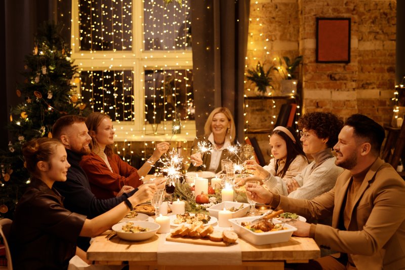 Familie feiert Weihnachten