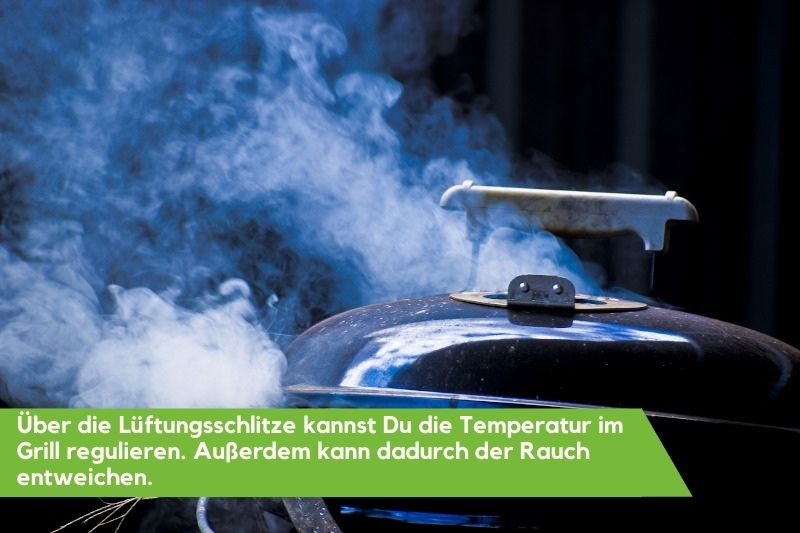 Rauch tritt aus dem Deckel eines Kugelgrills aus