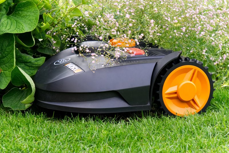Mähroboter in Schwarz im Garten Mähroboter im Garten