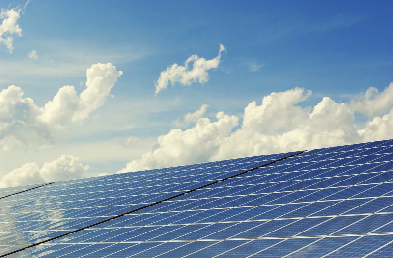 Dach mit Solaranlagen