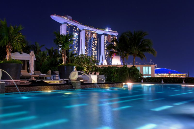beleuchteter Pool in der Nacht