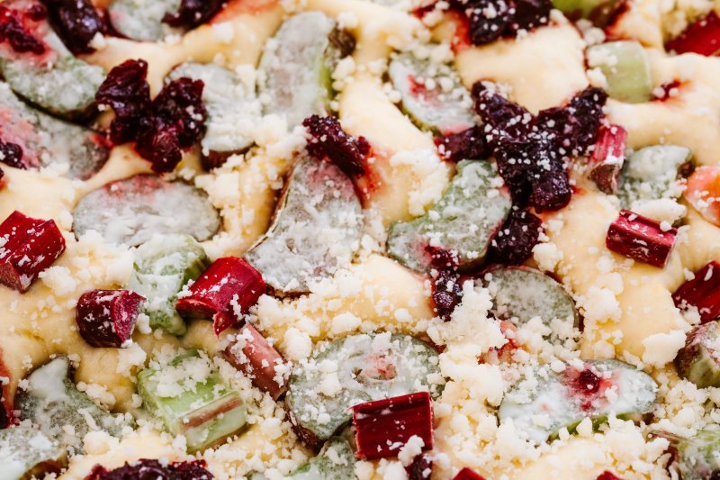 Rhabarber pflanzen pflegen und ernten Rhabarberkuchen rezept