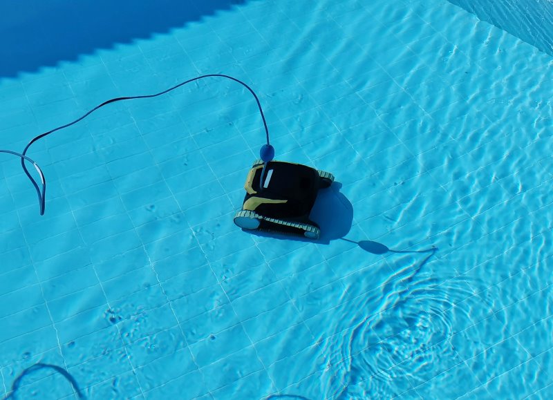 Poolroboter mit Kabel im Pool Poolroboter mit Kabel im Pool