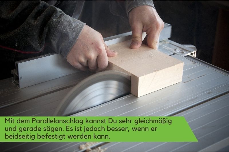 Person sägt mit einer Tischkreissäge