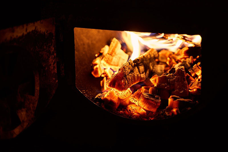 brennendes Holz in einem Smoker