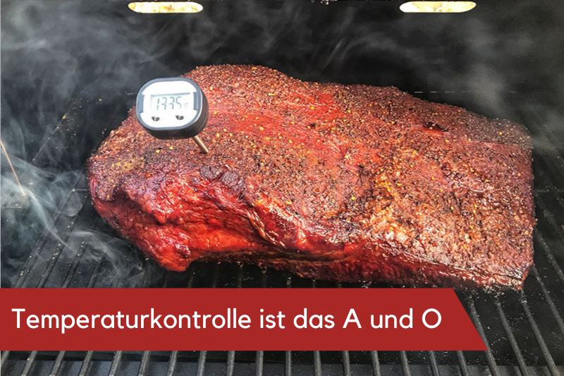 Temperaturkontrolle von Fleisch auf einem Smoker