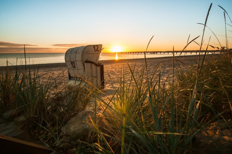 Ostsee Modell Strandkorb Zweisitzer vor Sonnenuntergang Ostsee Modell Strandkorb Zweisitzer vor Sonnenuntergang