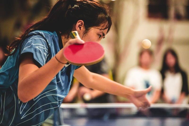 Konzentrierter Tischtennis-Aufschlag 