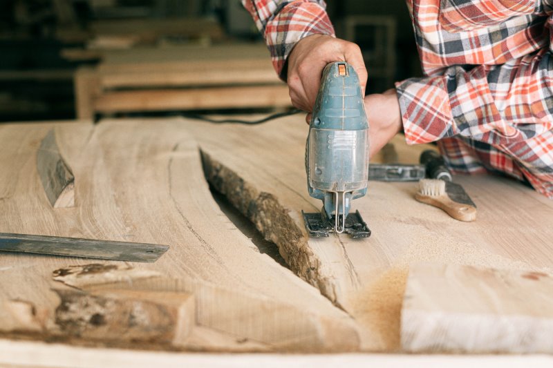Holz das mit einer Säbelsäge zugeschnitten wird