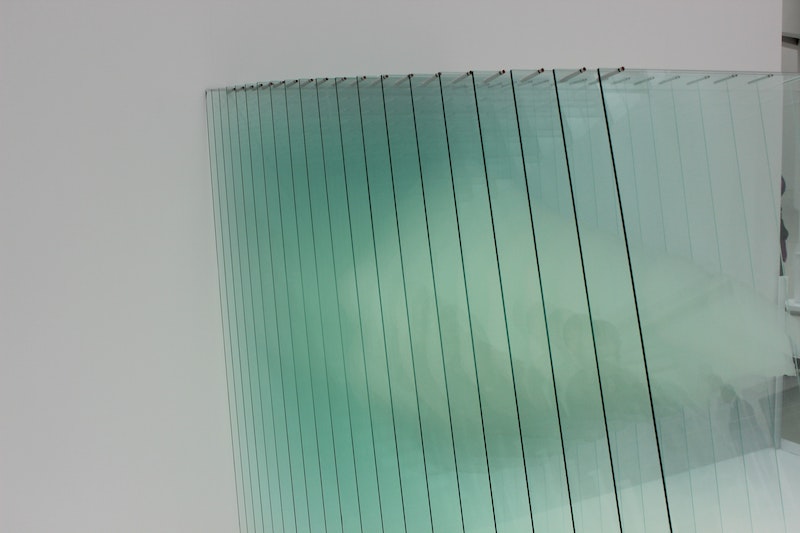Glasscheiben vor weißem Hintergrund