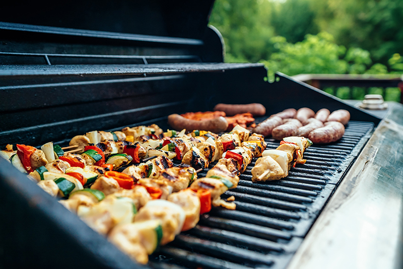 Grill mit verschiedenen Speisen drauf
