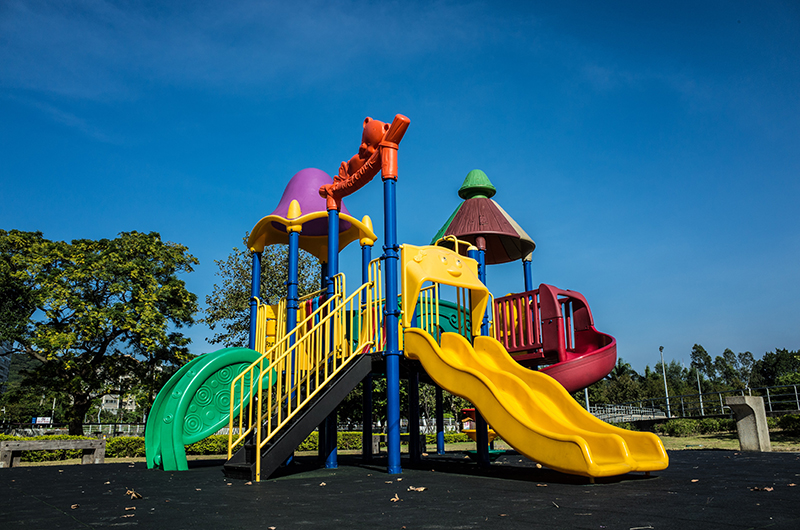 Klettergerüst mit Wellenrutsche auf einem Spielplatz