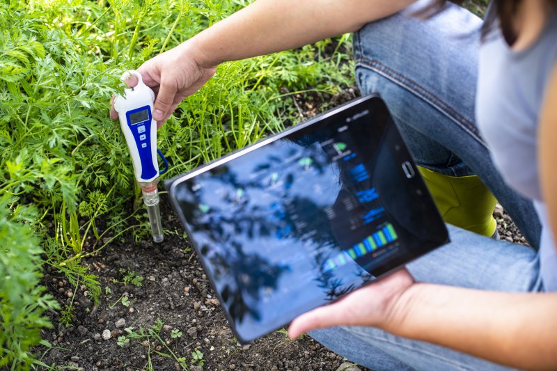 Ein Bodentester, der mit einem Tablet verbunden ist Ein Bodentester, der mit einem Tablet verbunden ist