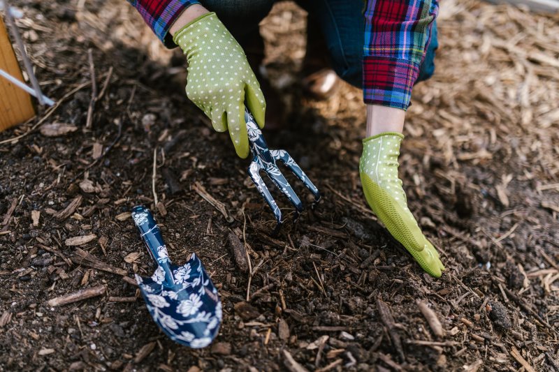 Gartenarbeit wird mit frischer Erde verrichtet