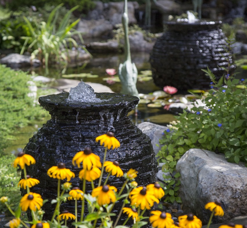 Gartenteich mit Dekoration und Wasserfontäne