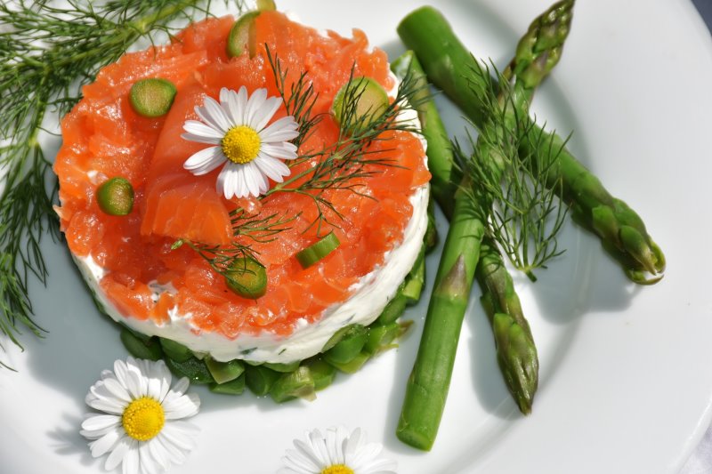 Kräuterbeet Ideen Dill Dill auf einem Lachsgericht mit Spargel