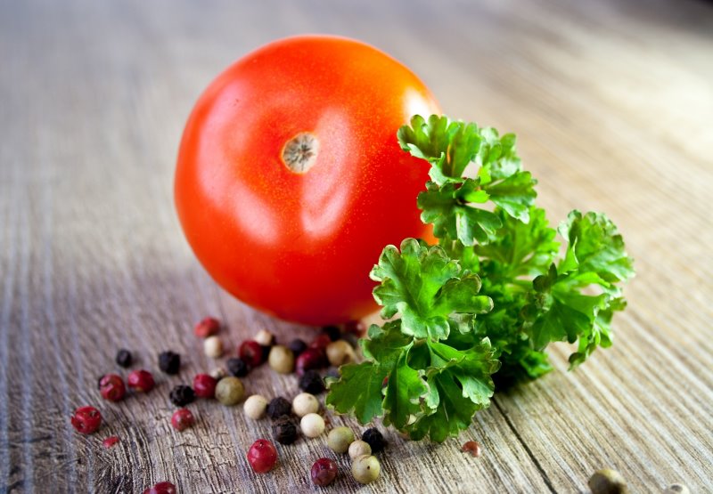 Kräuterbeet Ideen Petersilie Tomate mit Petersilie und Pfeffer