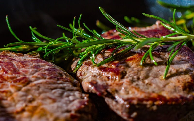 Kräuterbeet Ideen Rosmarin Fleisch und Rosmarinzweig