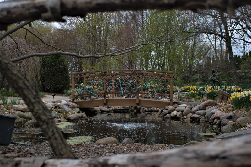 Eine verzierte Brücke über einem Teich
