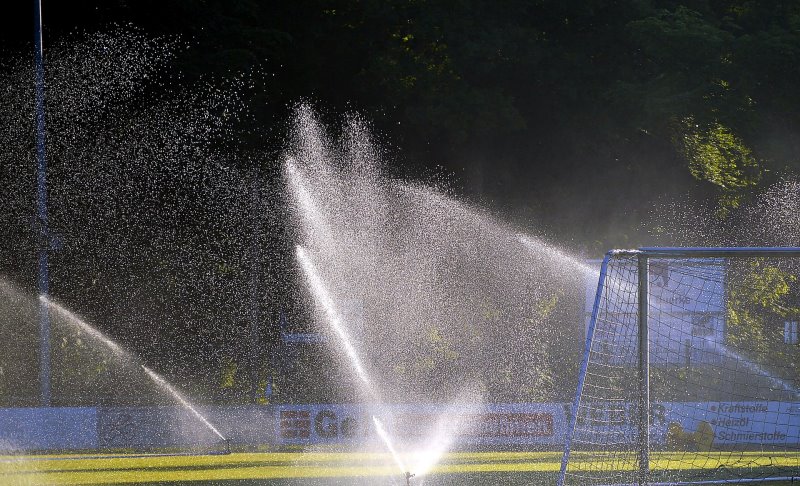 Das Bewässern eines Sportplatzes