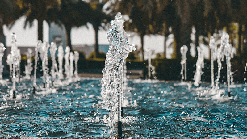 Wasserfontänen in einem Teich