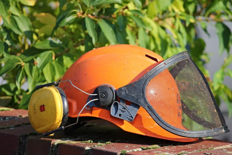Schutzhelm mit Sicht- und Hörschutz
