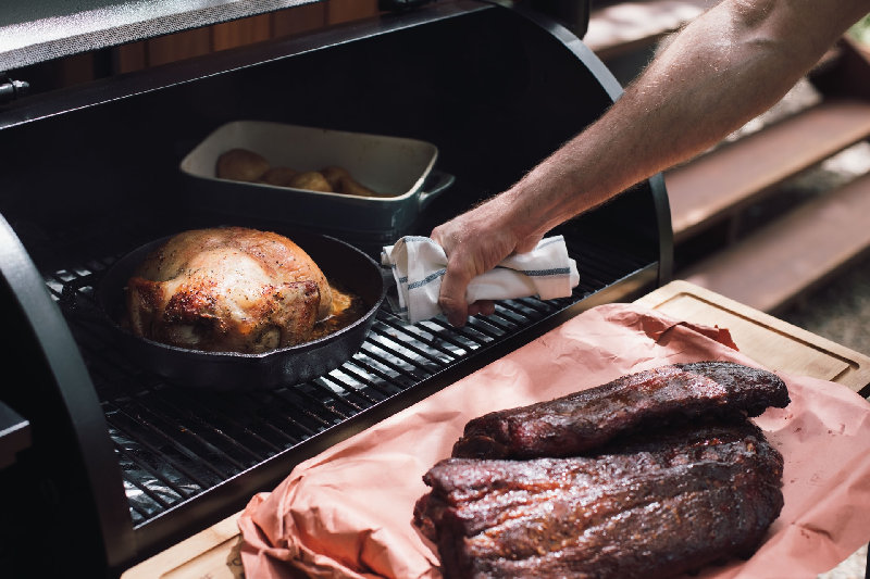 Pelletgrill mit einem Grillrost wo Grillgut gesmoked wurde
