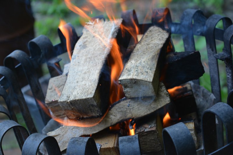brennendes Feuer in einem Feuerkorb