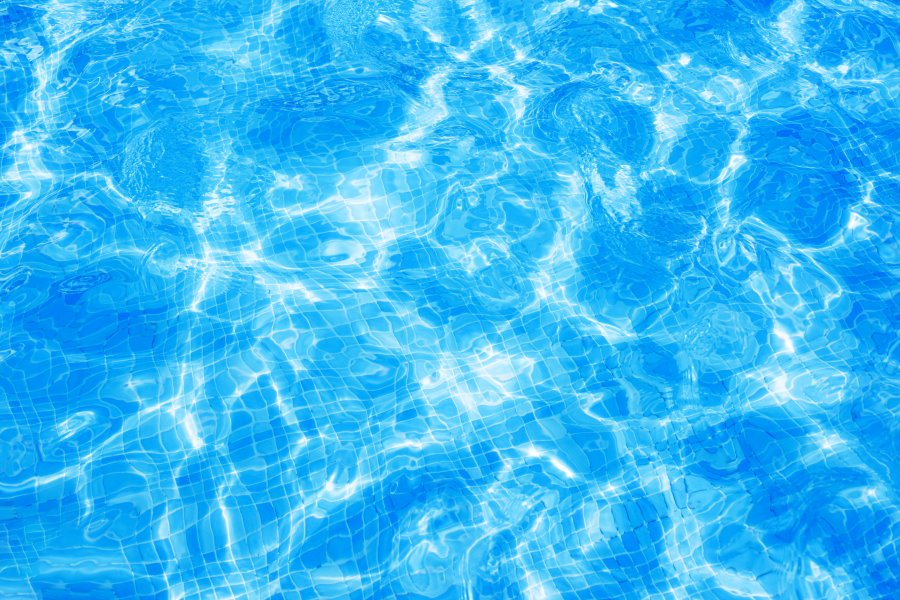 Wasser im Pool schimmert bläulich im Licht Bläulich schimmerndes Wasser eines Pools