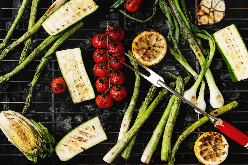 Gemüse auf einem Grill. Die besten Grill Gadgets Empfehlungen von uns!