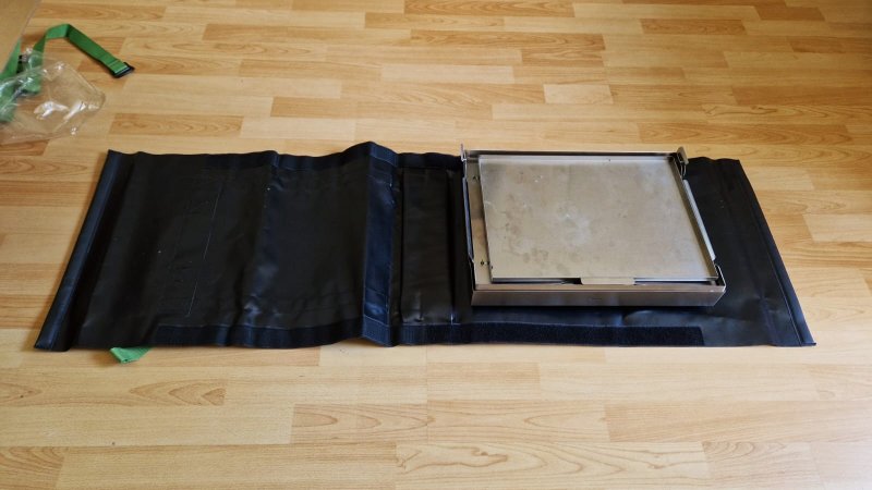 Der Grill, bereit zum Einpacken auf der Plane. Der Grill, bereit zum Einpacken auf der Plane.
