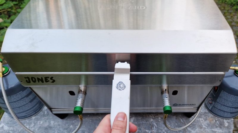 Das Multitool auch ein praktischer Deckelöffner. Das Multitool auch ein praktischer Deckelöffner.