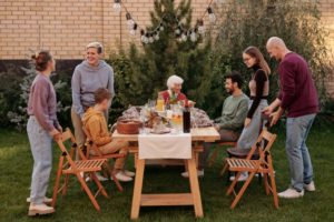 Familie beim Grill-Abend