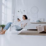 frau-in-haengesessel-entspannt