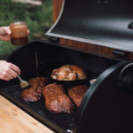 gegrilltes Fleisch auf einem Smoker
