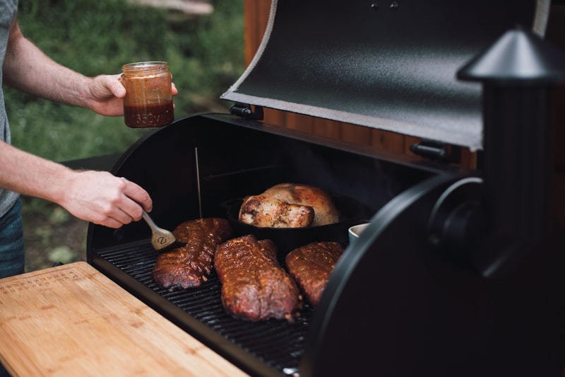 Pelletgrill mit Grillgut wird vorbereitet aufs smoken